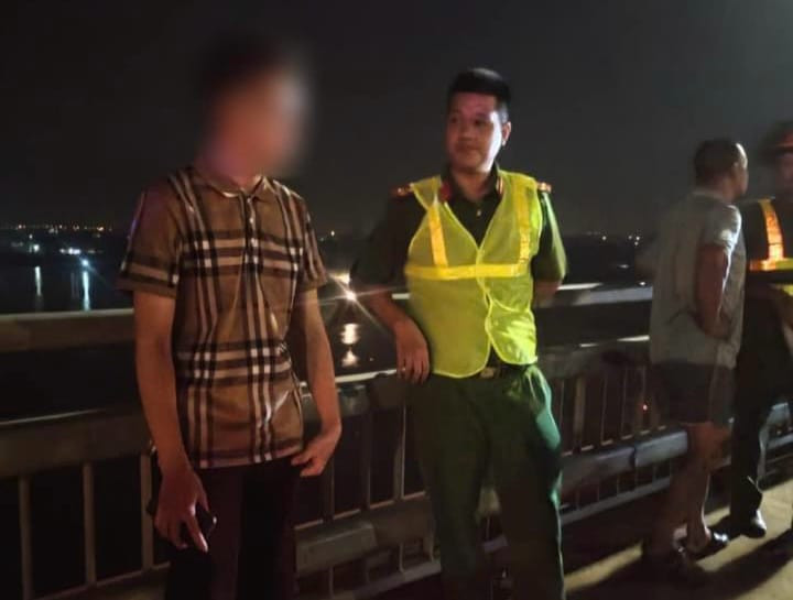 Công an quận Tây Hồ tiếp cận vận động, khuyên nhủ nam thanh niên từ bỏ ý định tiêu cực