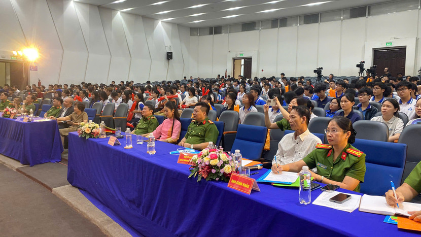 Ban giám khảo cuộc thi Ban giám khảo cuộc thi