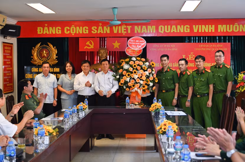 Lãnh đạo UBND phường Quán Thánh tặng hoa chúc mừng “Công an phường điển hình, kiểu mẫu về an ninh - trật tự và văn minh đô thị”