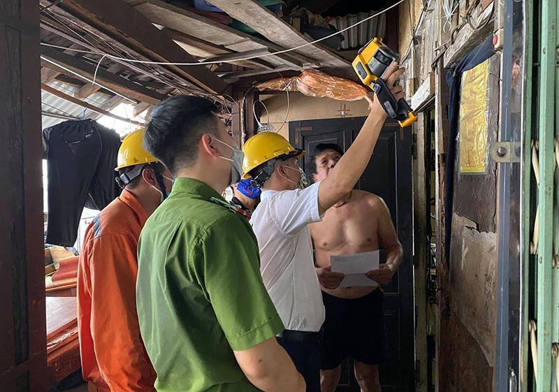 CAQ Hoàn Kiếm phối hợp với lực lượng chức năng, chính quyền phường tuyên truyền người dân nâng cao ý thức an toàn PCCC tại gia đình và nơi công cộng CAQ Hoàn Kiếm phối hợp với lực lượng chức năng, chính quyền phường tuyên truyền người dân nâng cao ý thức an toàn PCCC tại gia đình và nơi công cộng