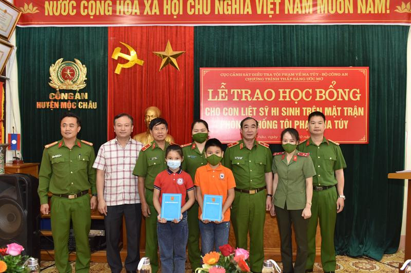 Chương trình Thắp sáng ước mơ trao học bổng cho con của các liệt sỹ hi sinh trong đấu tranh chống tội phạm về ma túy tại huyện Mộc Châu, tỉnh Sơn La Chương trình Thắp sáng ước mơ trao học bổng cho con của các liệt sỹ hi sinh trong đấu tranh chống tội phạm về ma túy tại huyện Mộc Châu, tỉnh Sơn La
