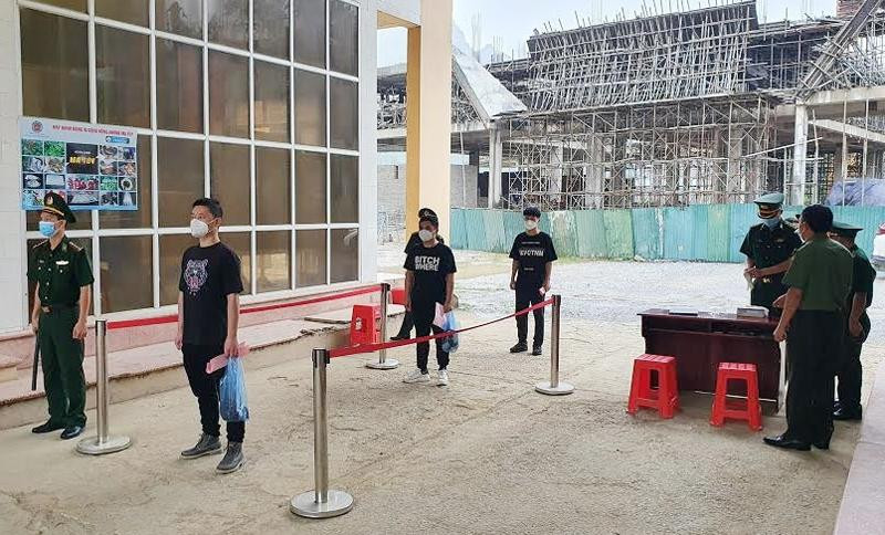 Cơ quan chức năng Việt Nam bàn giao công dân Trung Quốc nhập cảnh trái phép vào Việt Nam Cơ quan chức năng Việt Nam bàn giao công dân Trung Quốc nhập cảnh trái phép vào Việt Nam