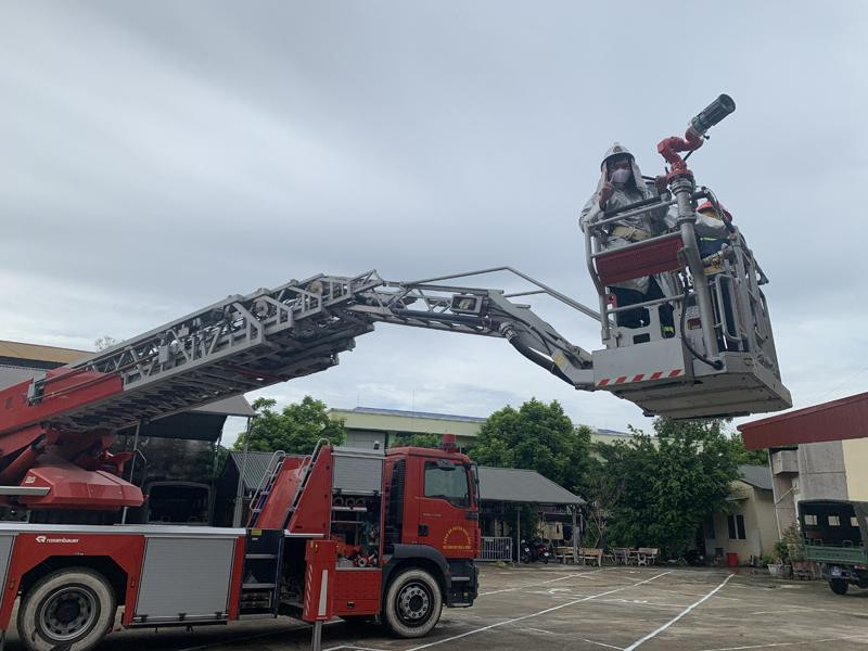 CBCS được huấn luyện sử dụng xe thang tại đơn vị