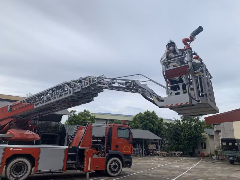 CBCS được huấn luyện sử dụng xe thang tại đơn vị CBCS được huấn luyện sử dụng xe thang tại đơn vị