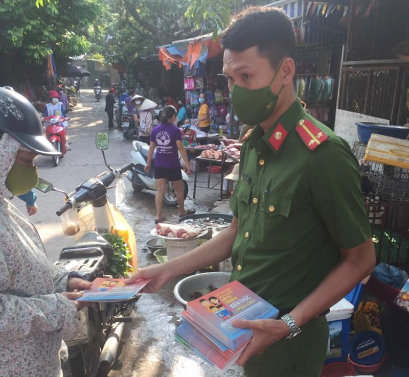 Lực lượng Cảnh sát PCCC và CNCH - CAH Chương Mỹ tuyên truyền an toàn PCCC tại các chợ trên địa bàn Lực lượng Cảnh sát PCCC và CNCH - CAH Chương Mỹ tuyên truyền an toàn PCCC tại các chợ trên địa bàn