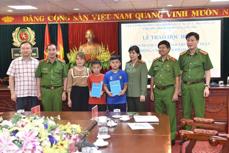 Chương trình Thắp sáng ước mơ trao học bổng cho con của các liệt sỹ hi sinh trong đấu tranh chống tội phạm về ma túy tại tỉnh Hòa Bình Chương trình Thắp sáng ước mơ trao học bổng cho con của các liệt sỹ hi sinh trong đấu tranh chống tội phạm về ma túy tại tỉnh Hòa Bình