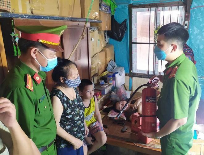 Trang bị phương tiện tại gia đình là biện pháp tuyên truyền, phòng ngừa và hạn chế cháy lan, cháy lớn và kịp thời xử lý khi có cháy xảy ra Trang bị phương tiện tại gia đình là biện pháp tuyên truyền, phòng ngừa và hạn chế cháy lan, cháy lớn và kịp thời xử lý khi có cháy xảy ra