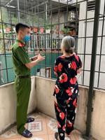 Công an quận Hoàn Kiếm tuyên truyền người dân mở lối thoát nạn thứ 2 trong căn nhà Công an quận Hoàn Kiếm tuyên truyền người dân mở lối thoát nạn thứ 2 trong căn nhà