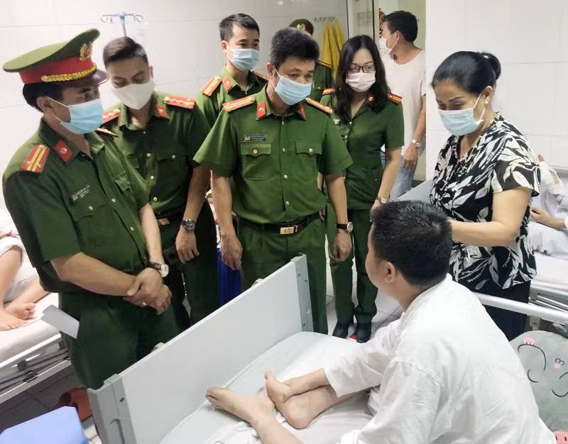 Thượng tá Nguyễn Quang Hiền, Phó trưởng phòng Cảnh sát ĐTTP về ma túy, đại diện Cụm trưởng Cụm thi đua số 3 - CATP thăm hỏi, động viên Thượng úy Lê Thanh Tuấn bị thương khi làm nhiệm vụ