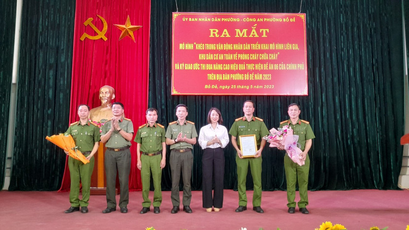 Thượng tá Nguyễn Quang Trung, Phó trưởng CAQ Long Biên trao quyết định ra mắt mô hình