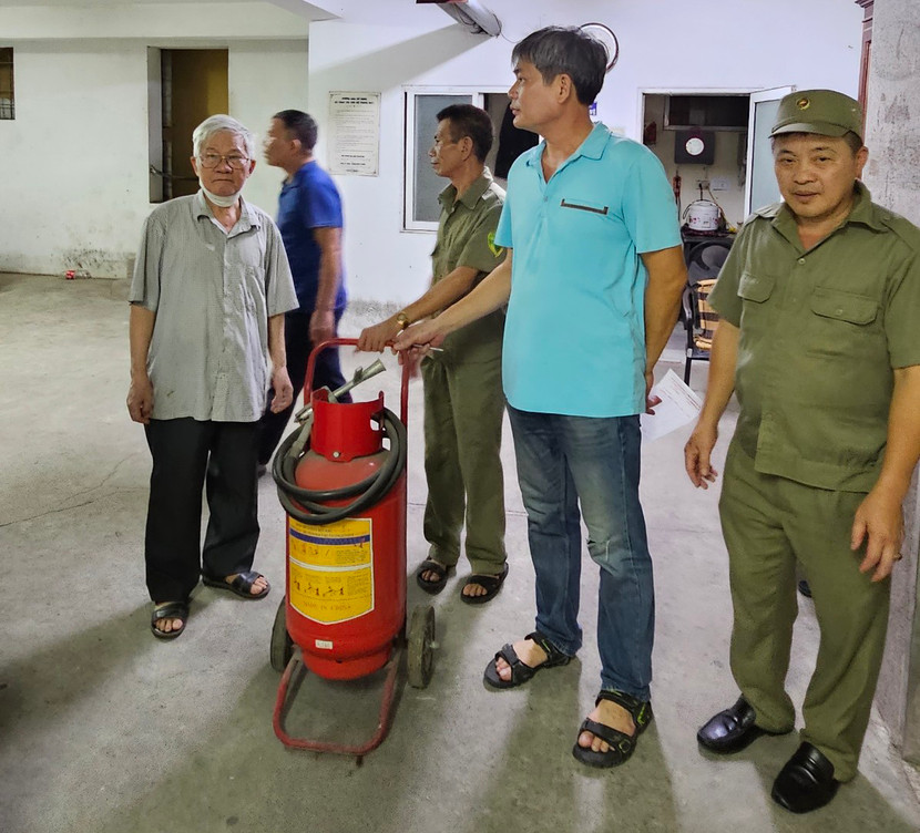 Đội phòng cháy chữa cháy UBND phường Dịch Vọng phối hợp kiểm tra nhắc nhở các hộ kinh doanh về an toàn PCCC Đội phòng cháy chữa cháy UBND phường Dịch Vọng phối hợp kiểm tra nhắc nhở các hộ kinh doanh về an toàn PCCC