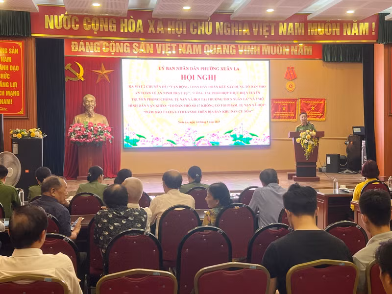 Thượng tá Uông Viết Thành, Phó trưởng CAQ Tây Hồ đánh giá cao phường Xuân La đã chủ động tham mưu xây dựng các mô hình phát huy hiệu quả phong trào toàn dân tham gia bảo vệ an ninh Tổ quốc