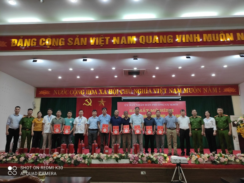 UBND phường Cự Khối đã tổ chức trao các quyết định và công bố “Tổ liên gia an toàn PCCC” và “Điểm chữa cháy công cộng” tại địa bàn tổ dân phố số 3