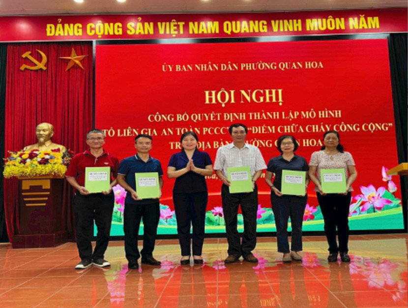 Bà Nguyễn Thị Linh Chi – Bí thư Đảng ủy phường Quan Hoa trao Quyết định thành lập Tổ liên gia an toàn PCCC cho 5 tổ dân phố Bà Nguyễn Thị Linh Chi – Bí thư Đảng ủy phường Quan Hoa trao Quyết định thành lập Tổ liên gia an toàn PCCC cho 5 tổ dân phố