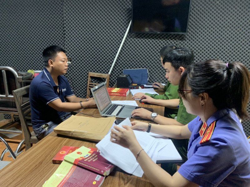 Cơ quan Công an ghi lời khai đối tượng Luân