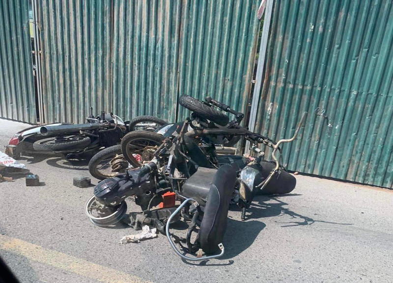 Các xe máy trên thùng xe ô tô bất ngờ bốc cháy chưa rõ nguyên nhân