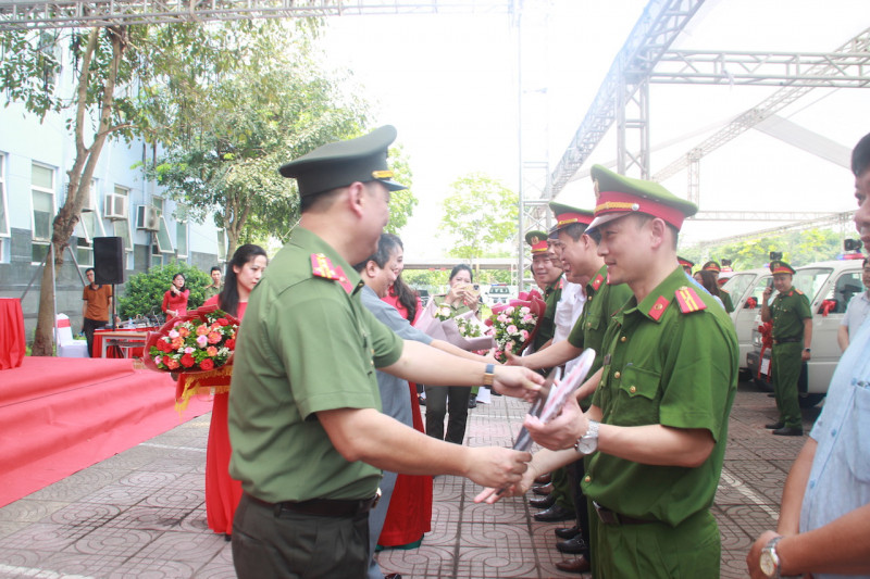 Đại tá Phạm Thanh Hùng - Phó Bí thư Đảng ủy, Phó Giám đốc CATP và đồng chí Nguyễn Tiến Cường, Chủ tịch UBND huyện Thanh Trì trao mô hình tượng trưng chìa khoá xe ô tô chuyên dụng cho đại diện các đơn vị Đại tá Phạm Thanh Hùng - Phó Bí thư Đảng ủy, Phó Giám đốc CATP và đồng chí Nguyễn Tiến Cường, Chủ tịch UBND huyện Thanh Trì trao mô hình tượng trưng chìa khoá xe ô tô chuyên dụng cho đại diện các đơn vị
