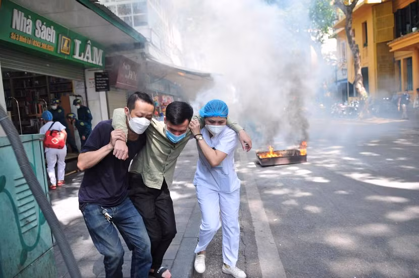 Diễn tập phương án chữa cháy tại cửa hàng sách số 3 Đinh Lễ, phường Tràng Tiền, quận Hoàn Kiếm