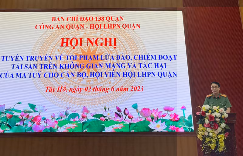 Thượng tá Lê Hồng Hải, Phó trưởng CAQ Tây Hồ phát biểu tại hội nghị Thượng tá Lê Hồng Hải, Phó trưởng CAQ Tây Hồ phát biểu tại hội nghị