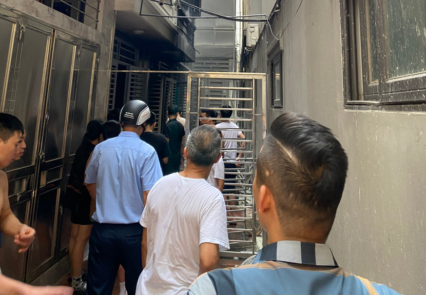 Người dân nhanh chóng phối hợp, hỗ trợ xử lý dập tắt đám cháy