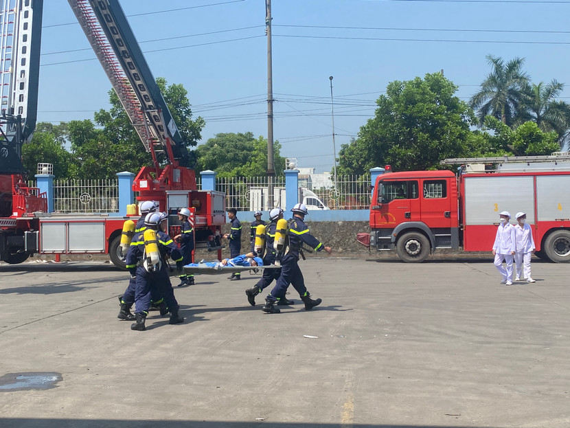 Lực lượng chữa cháy chuyên nghiệp cứu người bị nạn, chuyển cho lực lượng y tế tại buổi luyện tập chuẩn bị cho diễn tập phương án
