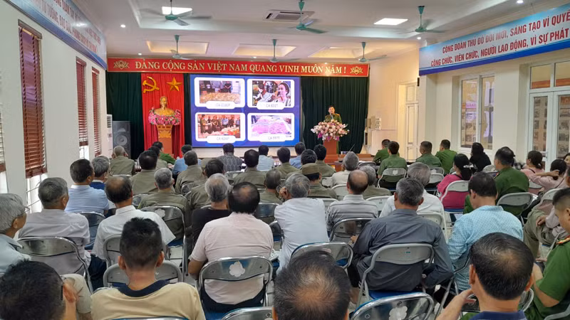 Báo cáo viên tuyên truyền tác hại và hiểm họa ma túy thông qua một số hình ảnh chuyên án ma túy lớn thẩm lậu từ nước ngoài vào nội địa tại Hội nghị tuyên truyền hưởng ứng tháng hành động phòng chống ma túy năm 2023 ở phường Nhật Tân