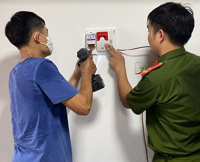 Công an quận Tây Hồ lắp đặt hệ thống chuông báo cháy tại tổ liên gia an toàn PCCC phường Nhật Tân