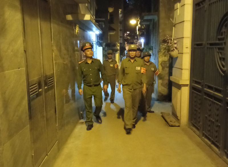 Tổ tuần tra nhân dân đi khắp ngõ nhỏ duy trì đảm bảo ANTT tại khu dân cư Tổ tuần tra nhân dân đi khắp ngõ nhỏ duy trì đảm bảo ANTT tại khu dân cư