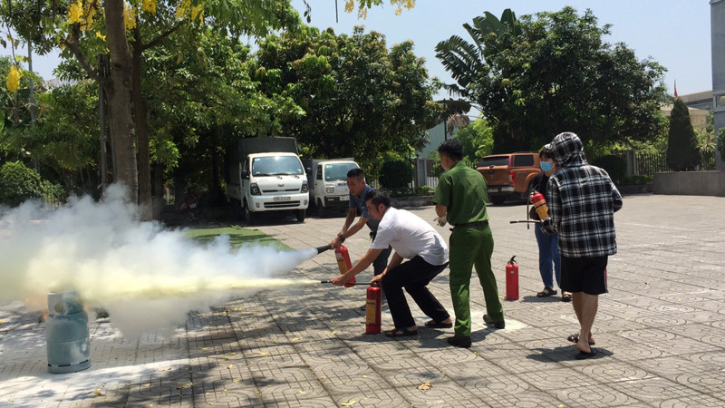 Lực lượng Cảnh sát PCCC và CNCH - CAQ Long Biên hướng dẫn người dân nâng cao kỹ năng xử lý tình huống cháy Lực lượng Cảnh sát PCCC và CNCH - CAQ Long Biên hướng dẫn người dân nâng cao kỹ năng xử lý tình huống cháy