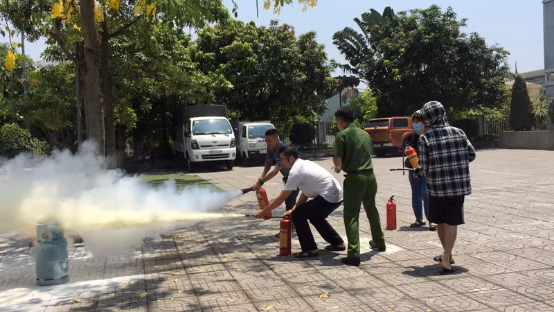 Lực lượng Cảnh sát PCCC và CNCH - CAQ Long Biên hướng dẫn người dân nâng cao kỹ năng xử lý tình huống cháy Lực lượng Cảnh sát PCCC và CNCH - CAQ Long Biên hướng dẫn người dân nâng cao kỹ năng xử lý tình huống cháy