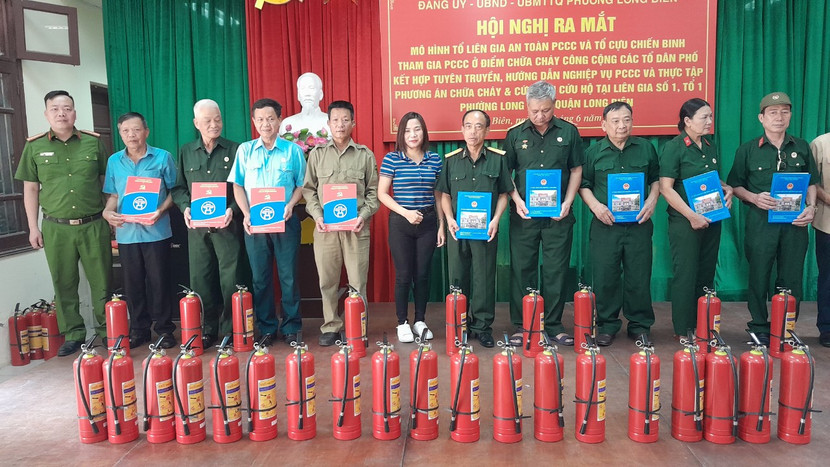 Cán bộ Cảnh sát PCCC và CNCH quận Long Biên trao quyết định ra mắt mô hình và tặng bình chữa cháy cho thành viên CLB phòng cháy, chữa cháy CCB Cán bộ Cảnh sát PCCC và CNCH quận Long Biên trao quyết định ra mắt mô hình và tặng bình chữa cháy cho thành viên CLB phòng cháy, chữa cháy CCB