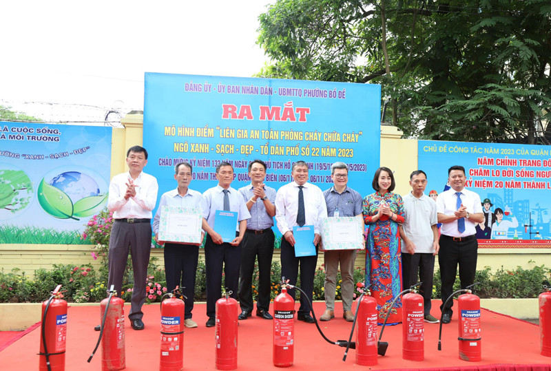 Ông Nguyễn Mạnh Trình, Phó Chủ tịch UBND quận Long Biên chúc mừng phường Bồ Đề ra mắt mô hình "Ngõ xanh, sạch, đẹp, Ngõ hoa, liên gia an toàn PCCC tại khu dân cư số 22 Ông Nguyễn Mạnh Trình, Phó Chủ tịch UBND quận Long Biên chúc mừng phường Bồ Đề ra mắt mô hình "Ngõ xanh, sạch, đẹp, Ngõ hoa, liên gia an toàn PCCC tại khu dân cư số 22