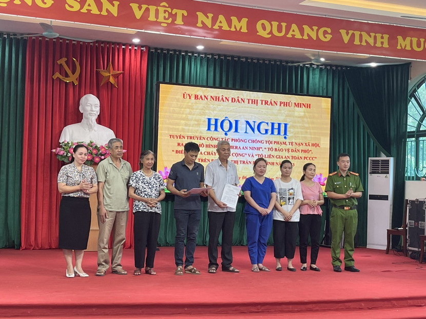 Ra mắt mô hình “Tổ liên gia an toàn PCCC” tại thị trấn Phú Minh Ra mắt mô hình “Tổ liên gia an toàn PCCC” tại thị trấn Phú Minh