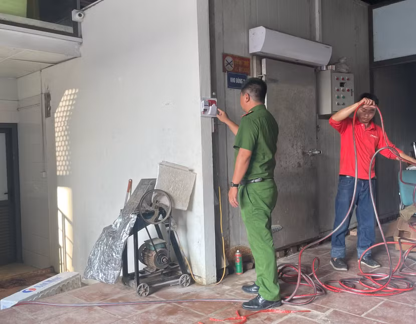 Công an quận Tây Hồ cùng người dân lắp đặt các thiết bị PCCC cho Tổ liên gia an toàn PCCC tại phường Nhật Tân