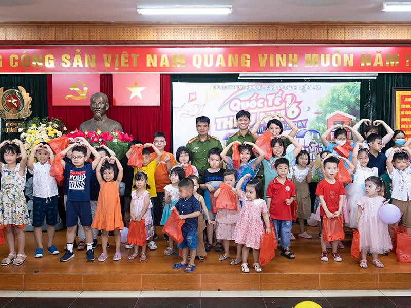 BCH và ĐVTN trao tặng các cháu học sinh những phần quà biểu dương về thành tích học tập BCH và ĐVTN trao tặng các cháu học sinh những phần quà biểu dương về thành tích học tập