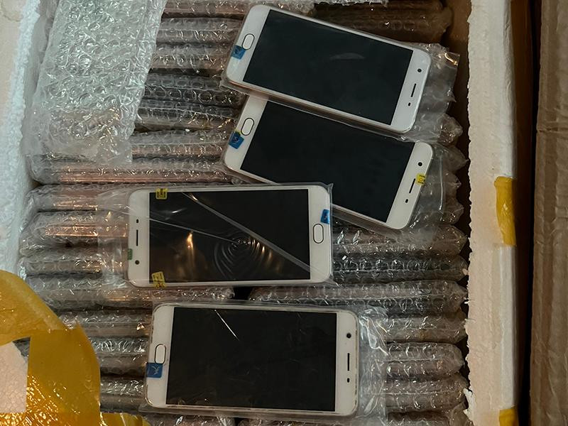 Cơ quan Công an tạm giữ tang vật gồm 5.406 sản phẩm, điện thoại, linh kiện điện thoại có trị giá khoảng 3 tỷ