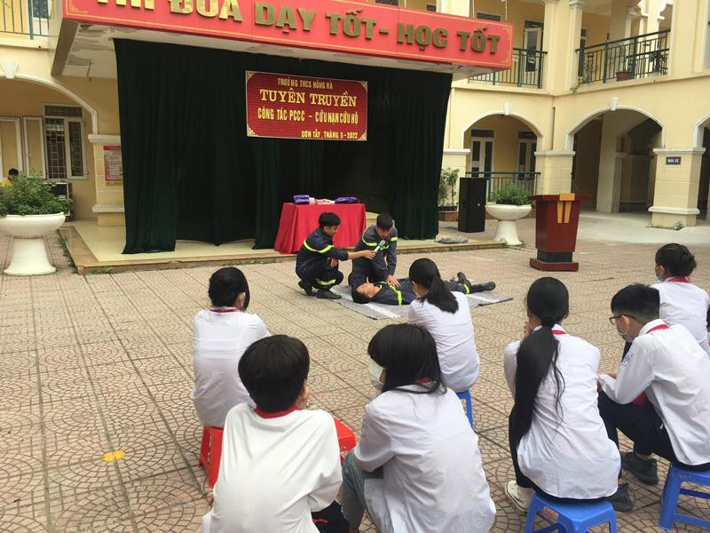 Lực lượng Cảnh sát PCCC và CNCH- Công an thị xã Sơn Tây tuyên truyền, trang bị kỹ năng phòng chống đuối nước cho học sinh