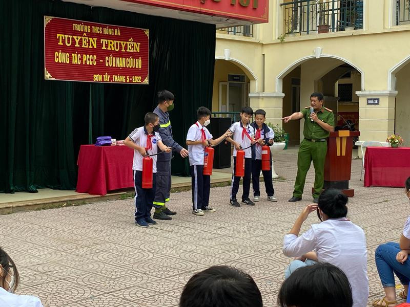 Lực lượng Cảnh sát PCCC và CNCH - Công an thị xã Sơn Tây tuyên truyền, trang bị kỹ năng sử dụng bình chữa cháy cho học sinh