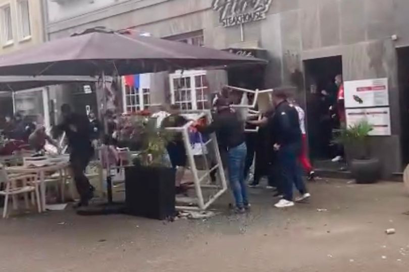 Các CĐV quá khích của Serbia, Albania và Anh đánh nhau hỗn loạn