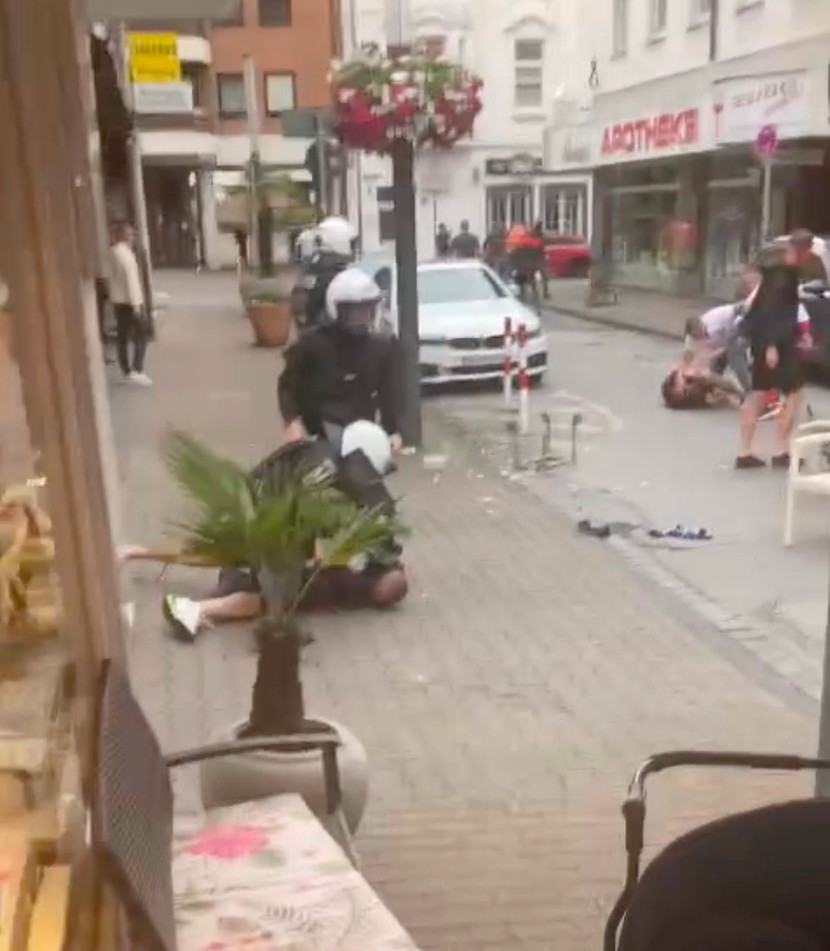 CĐV đánh nhau từ nhà hàng ra đường phố