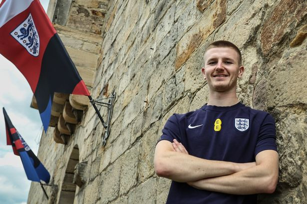 Bị cấm bay, nhưng Scott lái ô tô từ Anh đến Hà Lan rồi qua Đức cổ vũ cho em trai