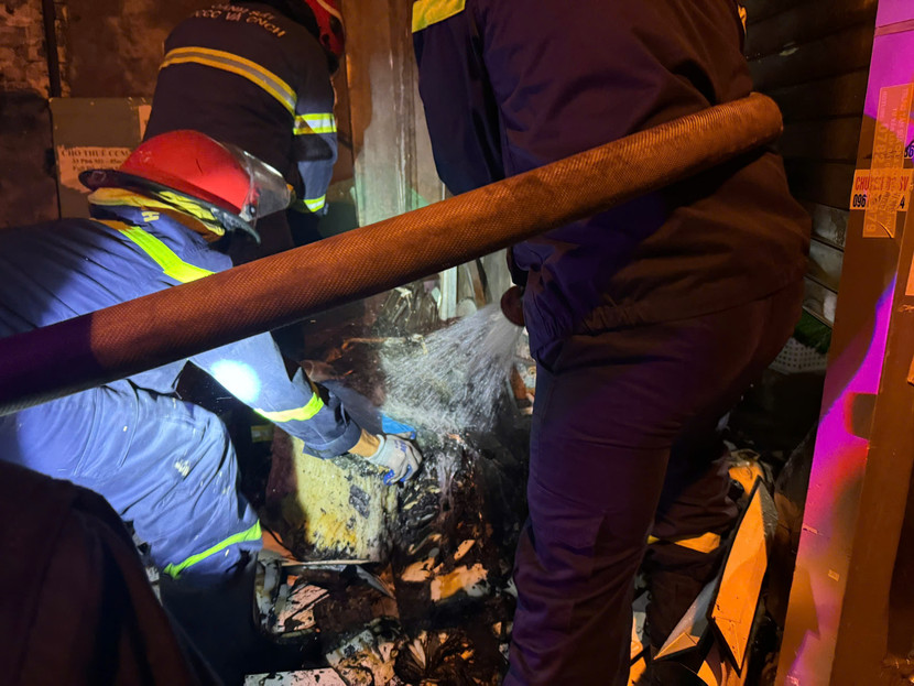 Lực lượng Cảnh sát PCCC và CNCH tiếp cận xử lý đám cháy Lực lượng Cảnh sát PCCC và CNCH tiếp cận xử lý đám cháy