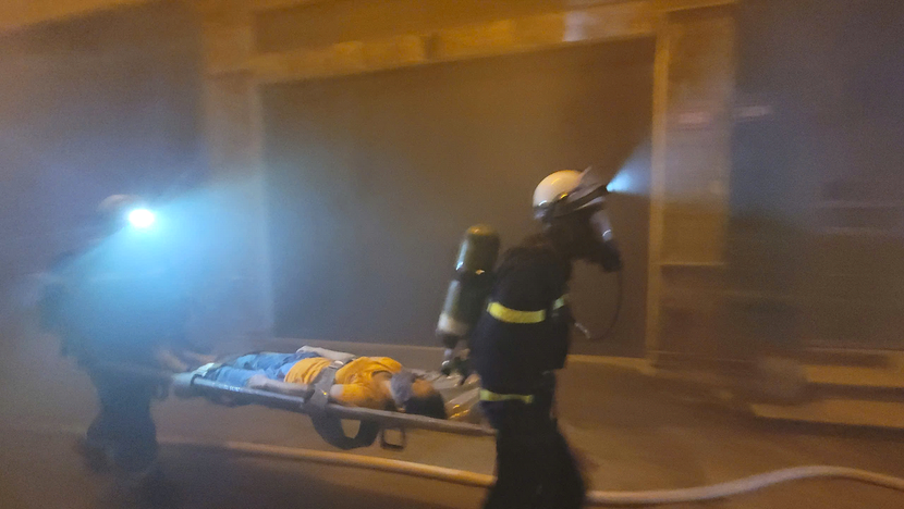 Lực lượng cứu nạn, cứu hộ đưa người bị mắc kẹt ra nơi an toàn Lực lượng cứu nạn, cứu hộ đưa người bị mắc kẹt ra nơi an toàn