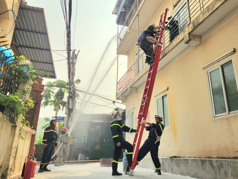 Lực lượng Cảnh sát PCCC và CNCH tiếp cập cứu nạn nhân mắc kẹt Lực lượng Cảnh sát PCCC và CNCH tiếp cập cứu nạn nhân mắc kẹt