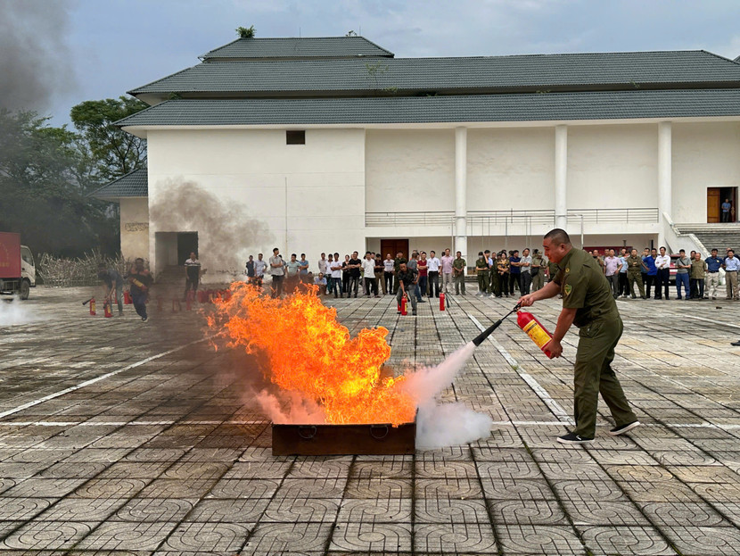 Các học viên thực hành sử dụng phương tiện chữa cháy hiệu quả, an toàn