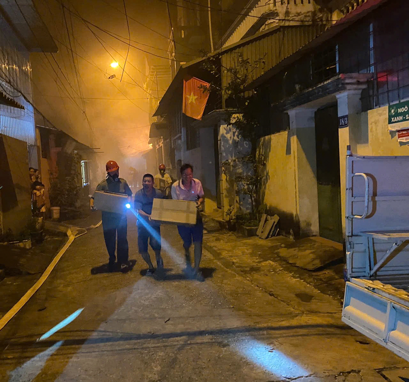 Các lực lượng PCCC tại chỗ huy động cứu hộ tài sản Các lực lượng PCCC tại chỗ huy động cứu hộ tài sản