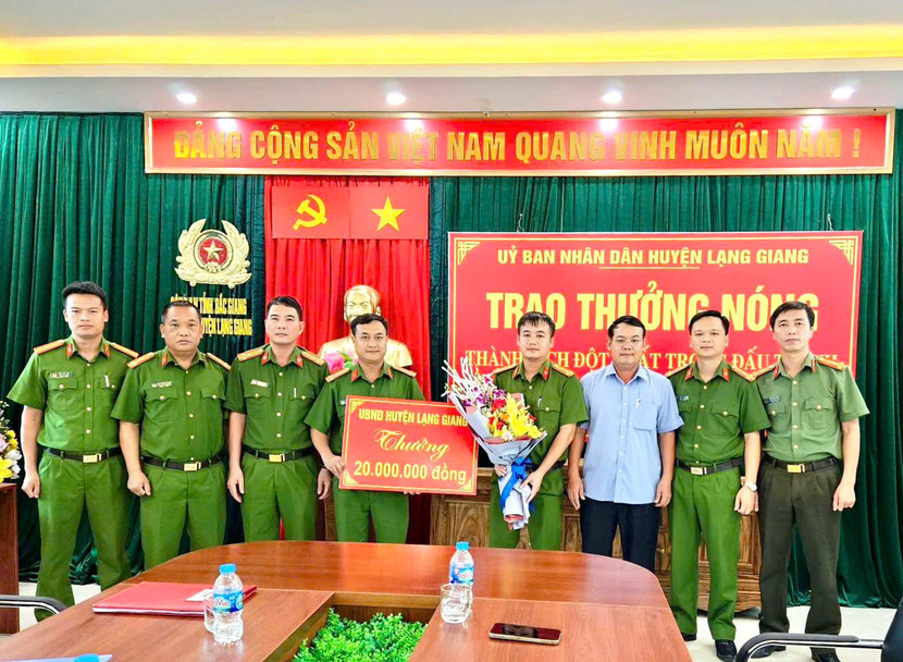 Ông Nguyễn Văn Bằng, Chủ tịch UBND huyện Lạng Giang trao thưởng nóng cho Công an huyện Lạng Giang Ông Nguyễn Văn Bằng, Chủ tịch UBND huyện Lạng Giang trao thưởng nóng cho Công an huyện Lạng Giang