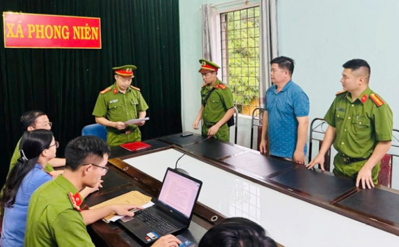 Cơ quan CSĐT Công an tỉnh Lào Cai đọc lệnh bắt Phạm Viết Hưng Cơ quan CSĐT Công an tỉnh Lào Cai đọc lệnh bắt Phạm Viết Hưng