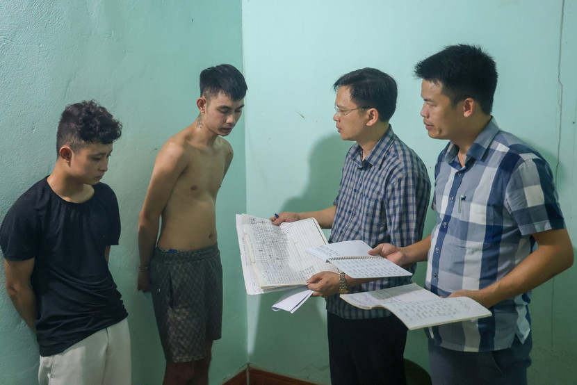 Công an huyện Lạng Giang làm việc với các đối tượng Chính và Tuấn Công an huyện Lạng Giang làm việc với các đối tượng Chính và Tuấn
