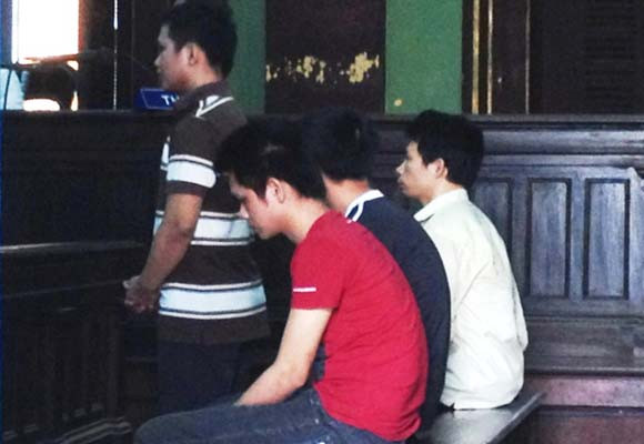 Bênh vợ, anh em trai rủ nhau chém gãy cổ anh đồng hao ảnh 1